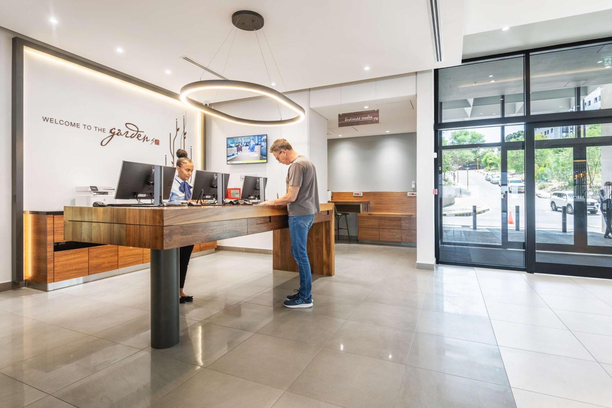 Hilton Garden Inn ويندهوك المظهر الخارجي الصورة